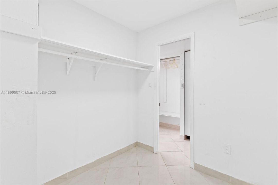 待售: $199,000 (1 贝兹, 1 浴室, 1005 平方英尺)