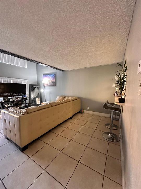 For Sale: $175,000 (1 beds, 1 baths, 982 Square Feet)