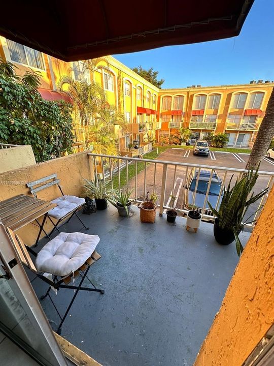 For Sale: $175,000 (1 beds, 1 baths, 982 Square Feet)