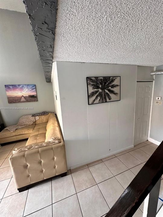 For Sale: $175,000 (1 beds, 1 baths, 982 Square Feet)