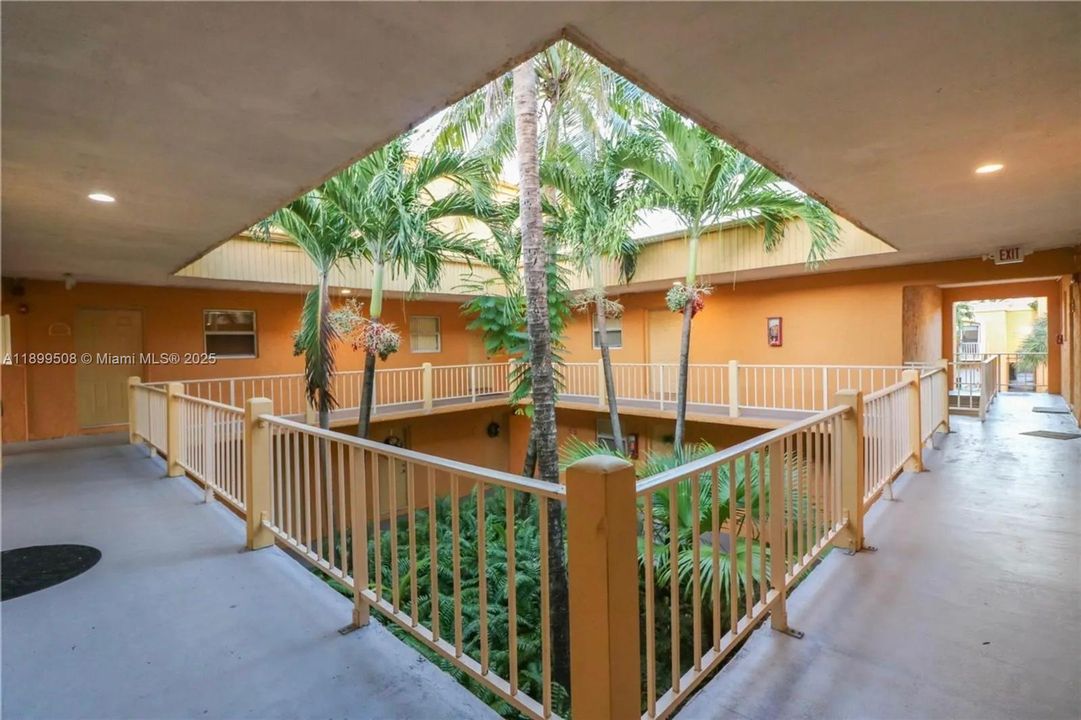 For Sale: $175,000 (1 beds, 1 baths, 982 Square Feet)