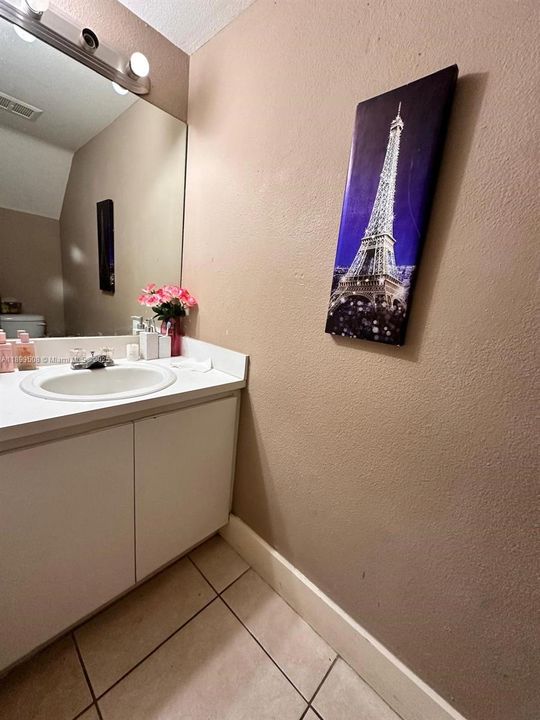 For Sale: $175,000 (1 beds, 1 baths, 982 Square Feet)