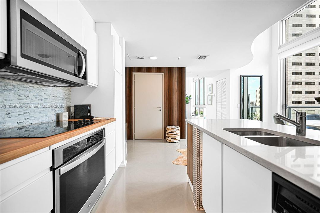 Active With Contract: $4,500 (1 beds, 1 baths, 1034 Square Feet)