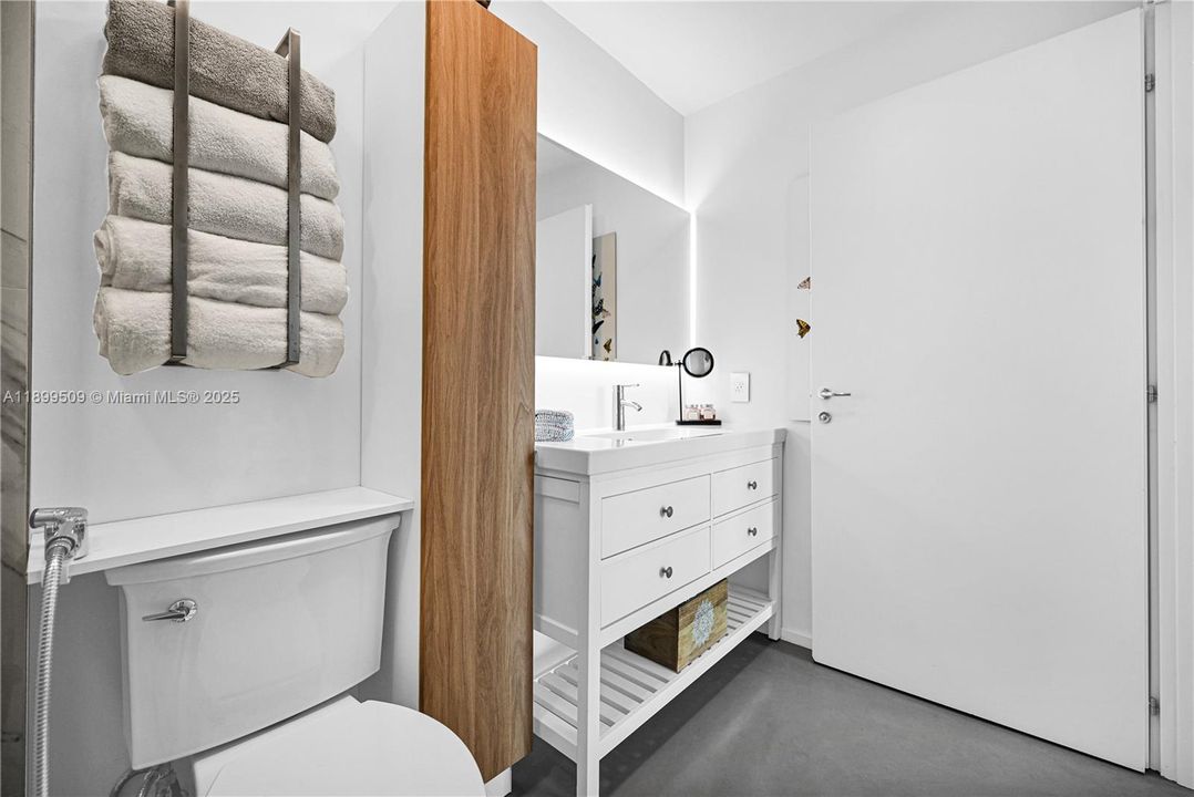 Active With Contract: $4,500 (1 beds, 1 baths, 1034 Square Feet)