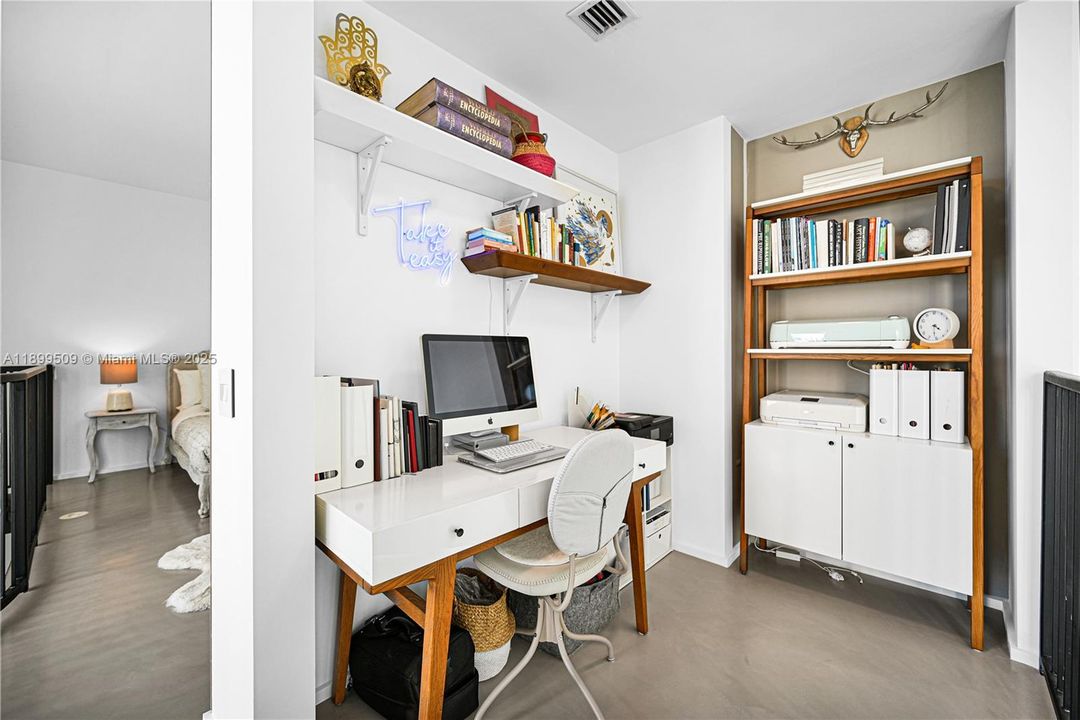 Active With Contract: $4,500 (1 beds, 1 baths, 1034 Square Feet)