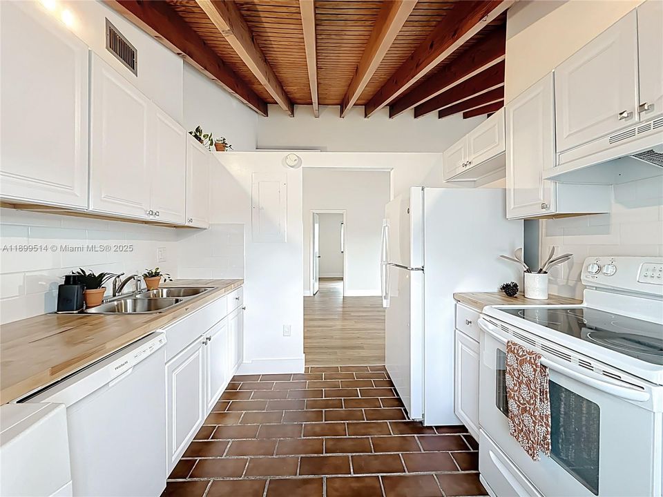 Activo con contrato: $399,000 (3 camas, 2 baños, 1360 Pies cuadrados)