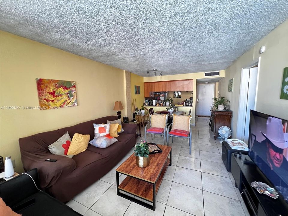 For Sale: $215,000 (1 beds, 1 baths, 725 Square Feet)