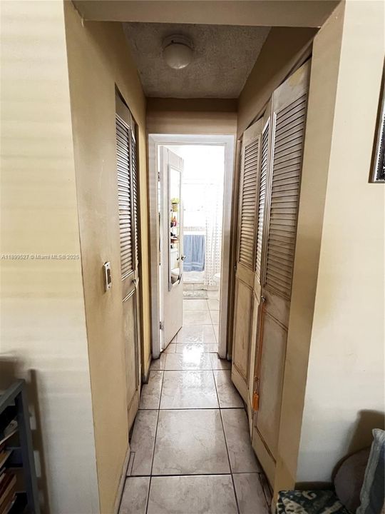 For Sale: $215,000 (1 beds, 1 baths, 725 Square Feet)