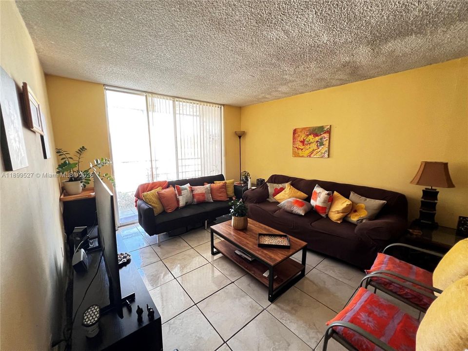 For Sale: $215,000 (1 beds, 1 baths, 725 Square Feet)