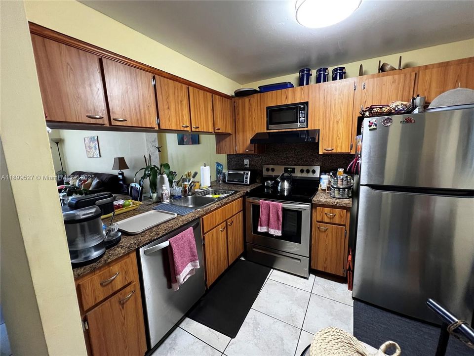For Sale: $215,000 (1 beds, 1 baths, 725 Square Feet)