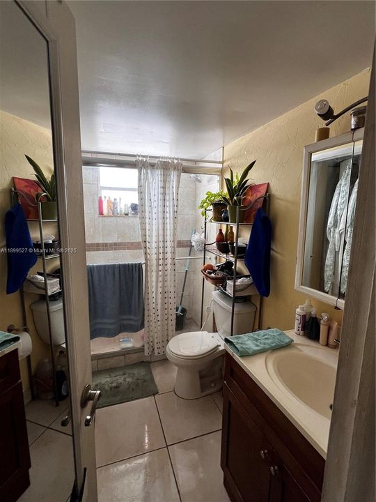 For Sale: $215,000 (1 beds, 1 baths, 725 Square Feet)