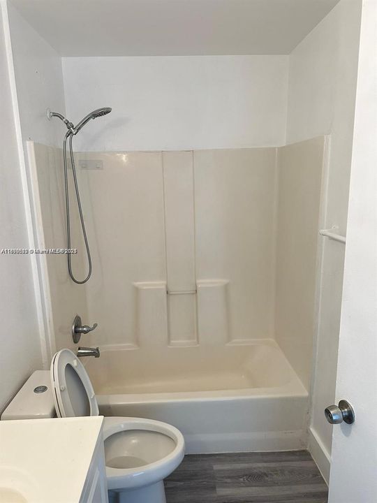 Recently Rented: $2,100 (2 beds, 1 baths, 3070 Square Feet)