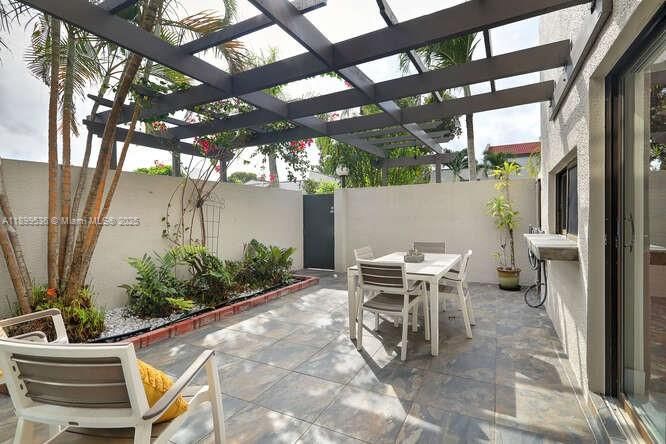 Active With Contract: $3,150 (2 beds, 1 baths, 1057 Square Feet)