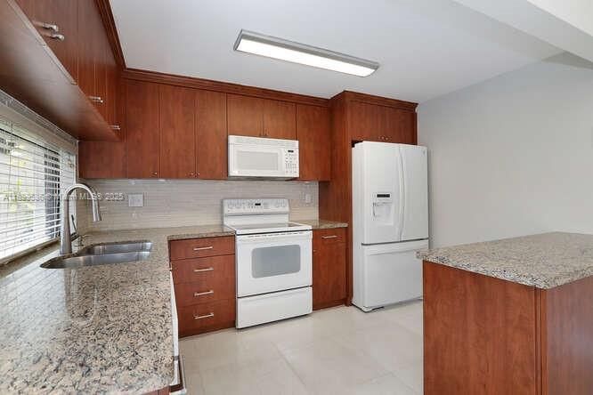 Active With Contract: $3,150 (2 beds, 1 baths, 1057 Square Feet)