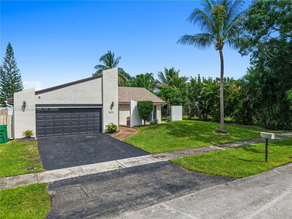 Active With Contract: $500,000 (3 beds, 2 baths, 1668 Square Feet)