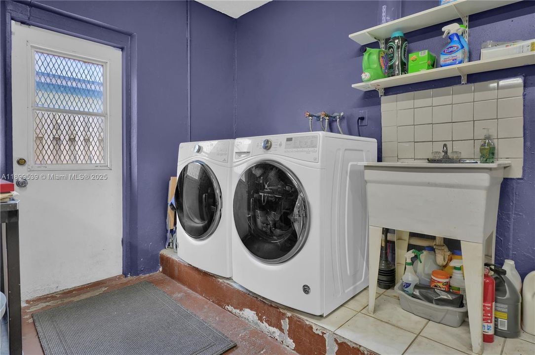 Active With Contract: $500,000 (3 beds, 2 baths, 1668 Square Feet)