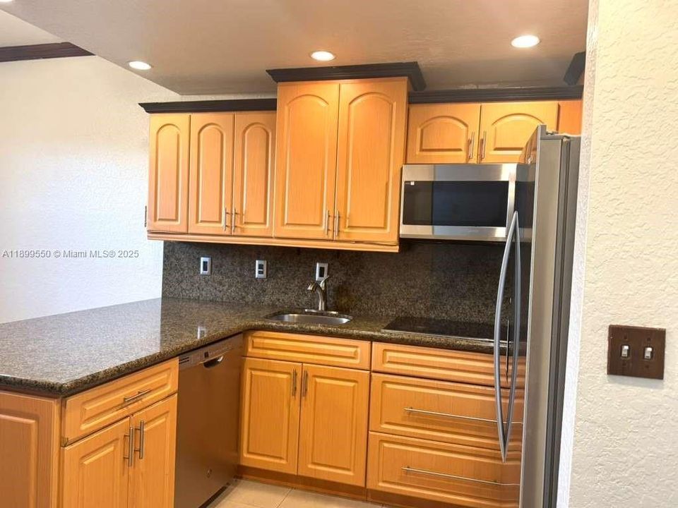 For Rent: $2,400 (2 beds, 1 baths, 1006 Square Feet)