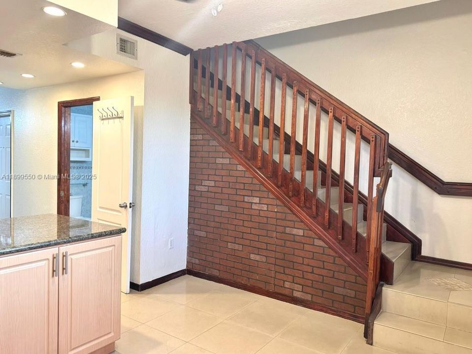 For Rent: $2,400 (2 beds, 1 baths, 1006 Square Feet)