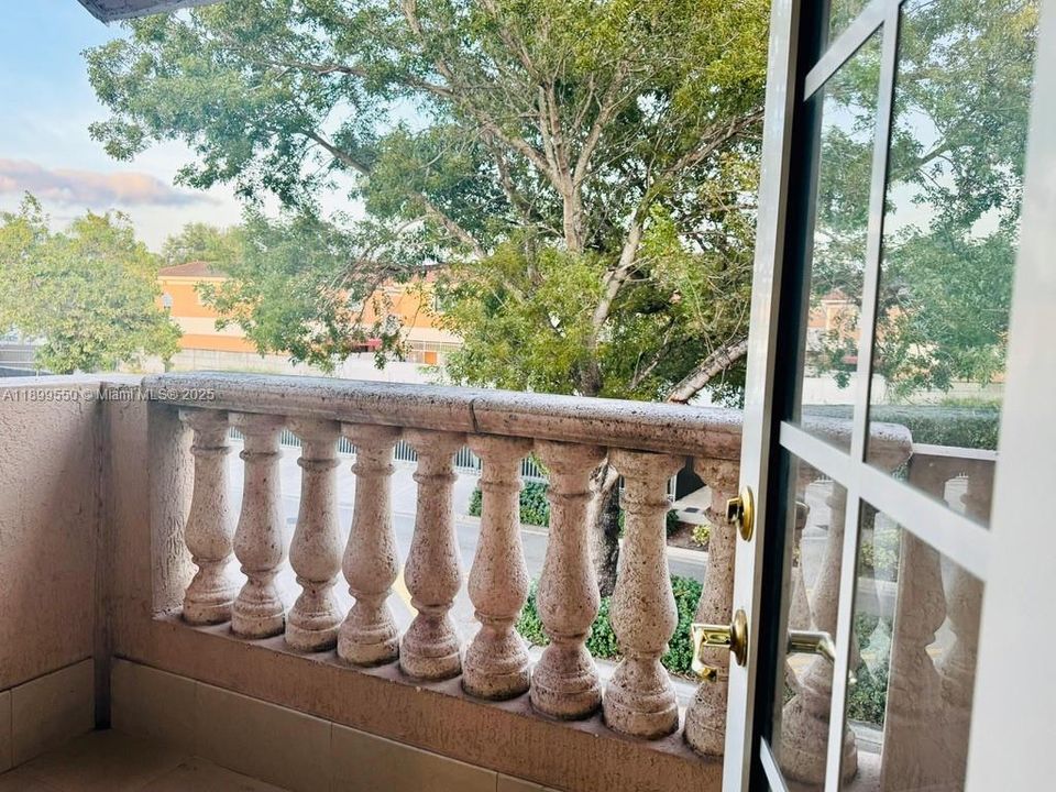 For Rent: $2,400 (2 beds, 1 baths, 1006 Square Feet)