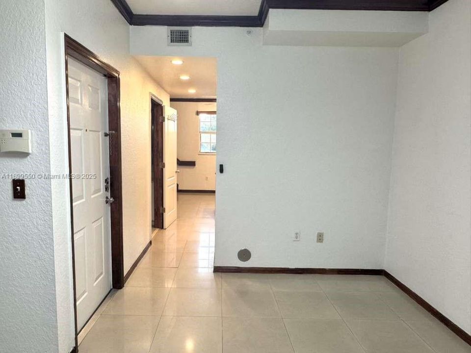 For Rent: $2,400 (2 beds, 1 baths, 1006 Square Feet)