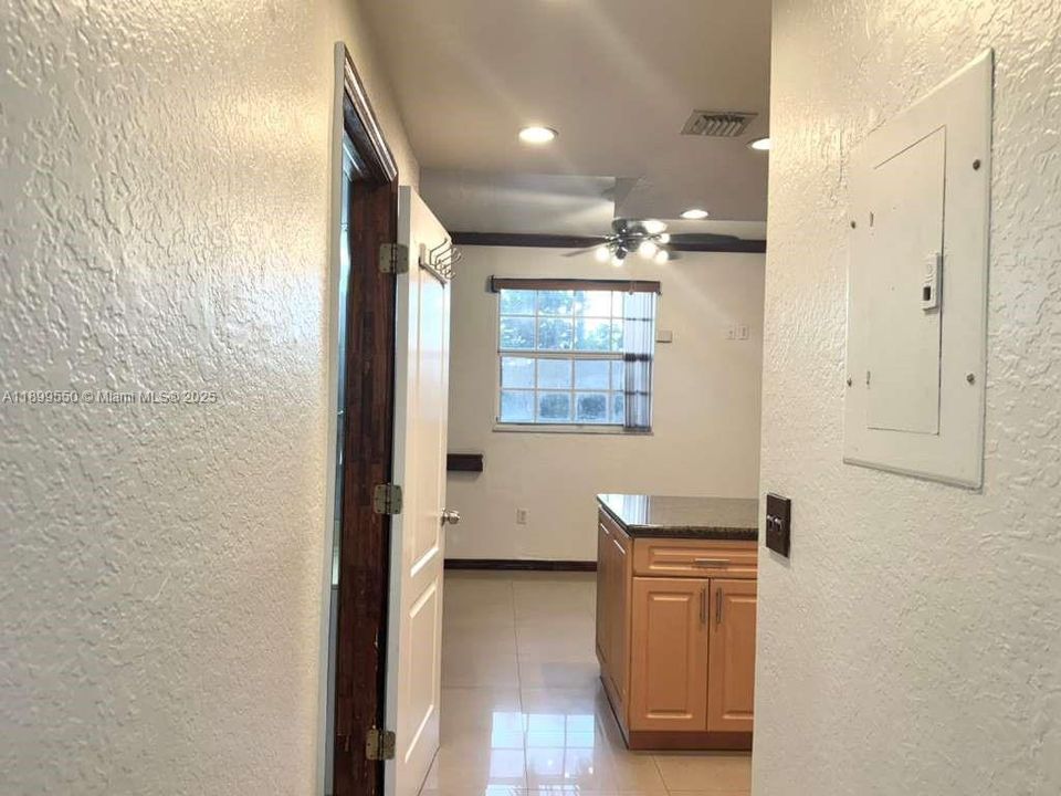For Rent: $2,400 (2 beds, 1 baths, 1006 Square Feet)