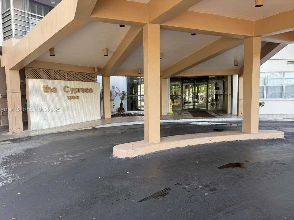 For Sale: $180,000 (2 beds, 2 baths, 980 Square Feet)