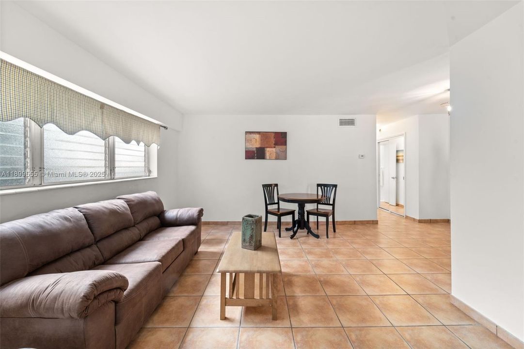 Active With Contract: $199,000 (1 beds, 1 baths, 667 Square Feet)