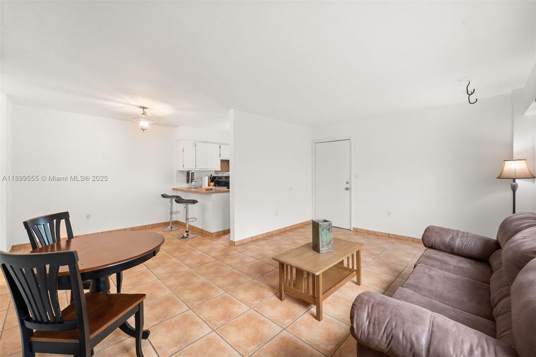 Active With Contract: $199,000 (1 beds, 1 baths, 667 Square Feet)