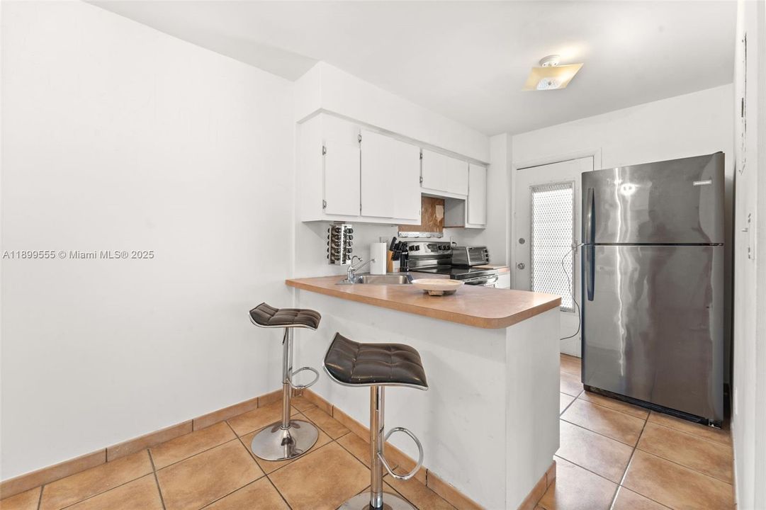 Active With Contract: $199,000 (1 beds, 1 baths, 667 Square Feet)