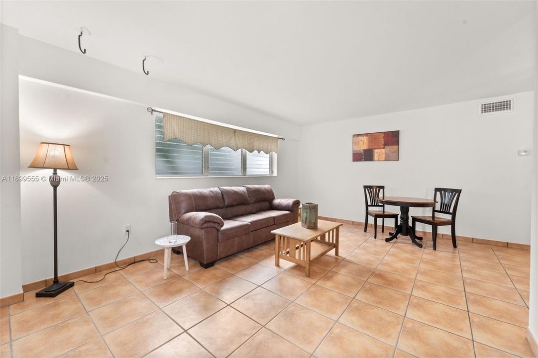 Active With Contract: $199,000 (1 beds, 1 baths, 667 Square Feet)
