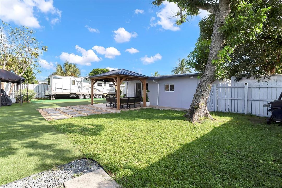 For Sale: $565,000 (3 beds, 2 baths, 1244 Square Feet)