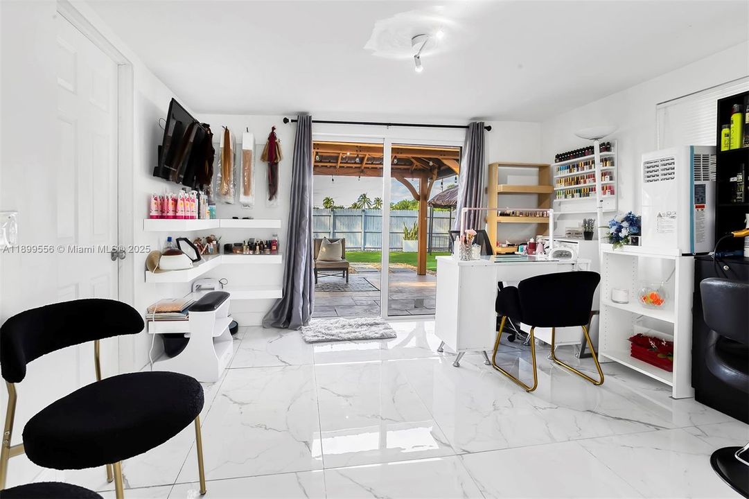 For Sale: $565,000 (3 beds, 2 baths, 1244 Square Feet)