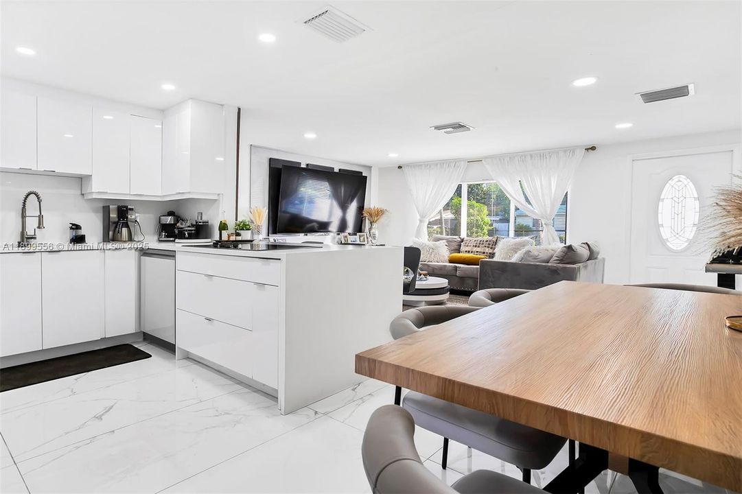 For Sale: $565,000 (3 beds, 2 baths, 1244 Square Feet)