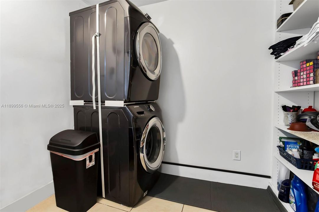 For Sale: $565,000 (3 beds, 2 baths, 1244 Square Feet)