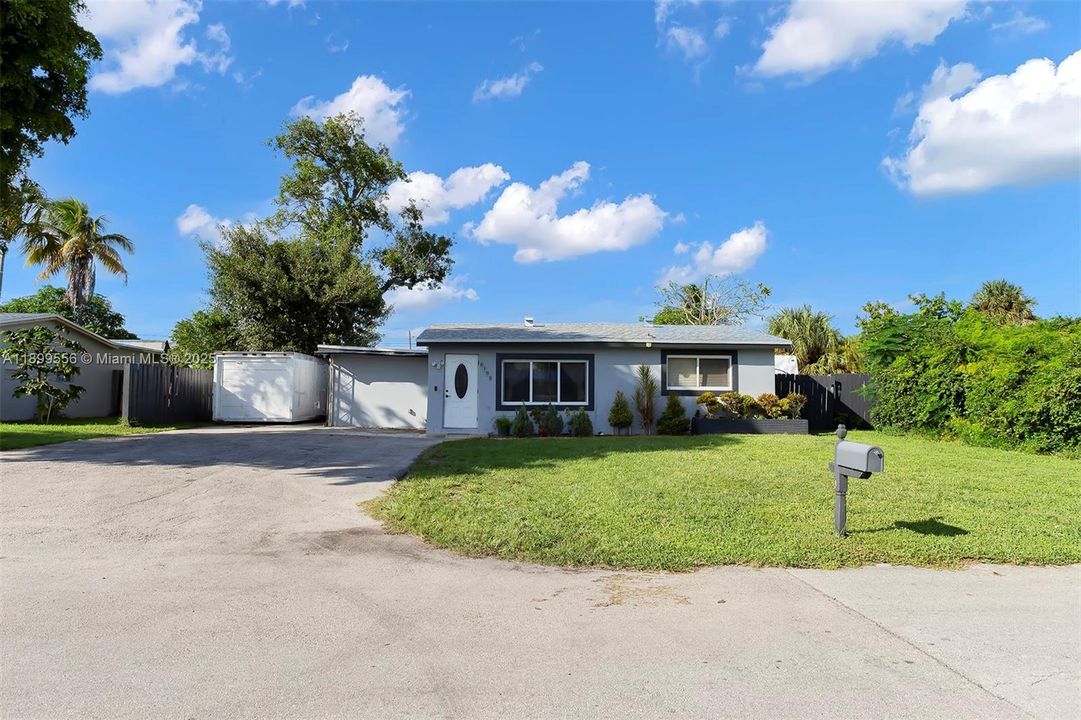 For Sale: $565,000 (3 beds, 2 baths, 1244 Square Feet)