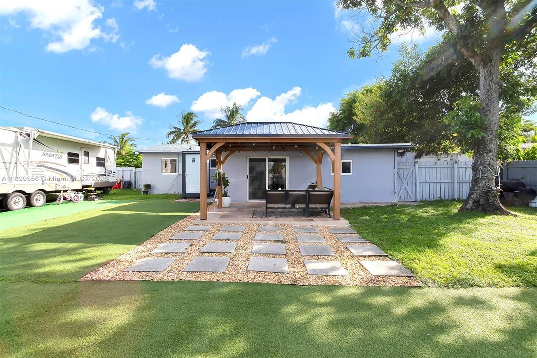 For Sale: $565,000 (3 beds, 2 baths, 1244 Square Feet)