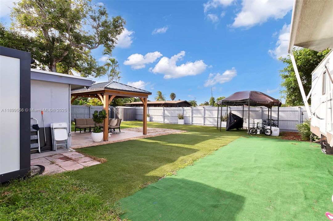 For Sale: $565,000 (3 beds, 2 baths, 1244 Square Feet)