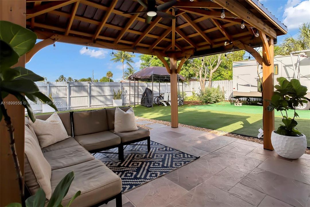 For Sale: $565,000 (3 beds, 2 baths, 1244 Square Feet)