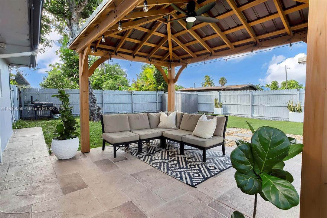 For Sale: $565,000 (3 beds, 2 baths, 1244 Square Feet)