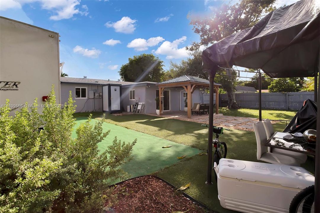 For Sale: $565,000 (3 beds, 2 baths, 1244 Square Feet)