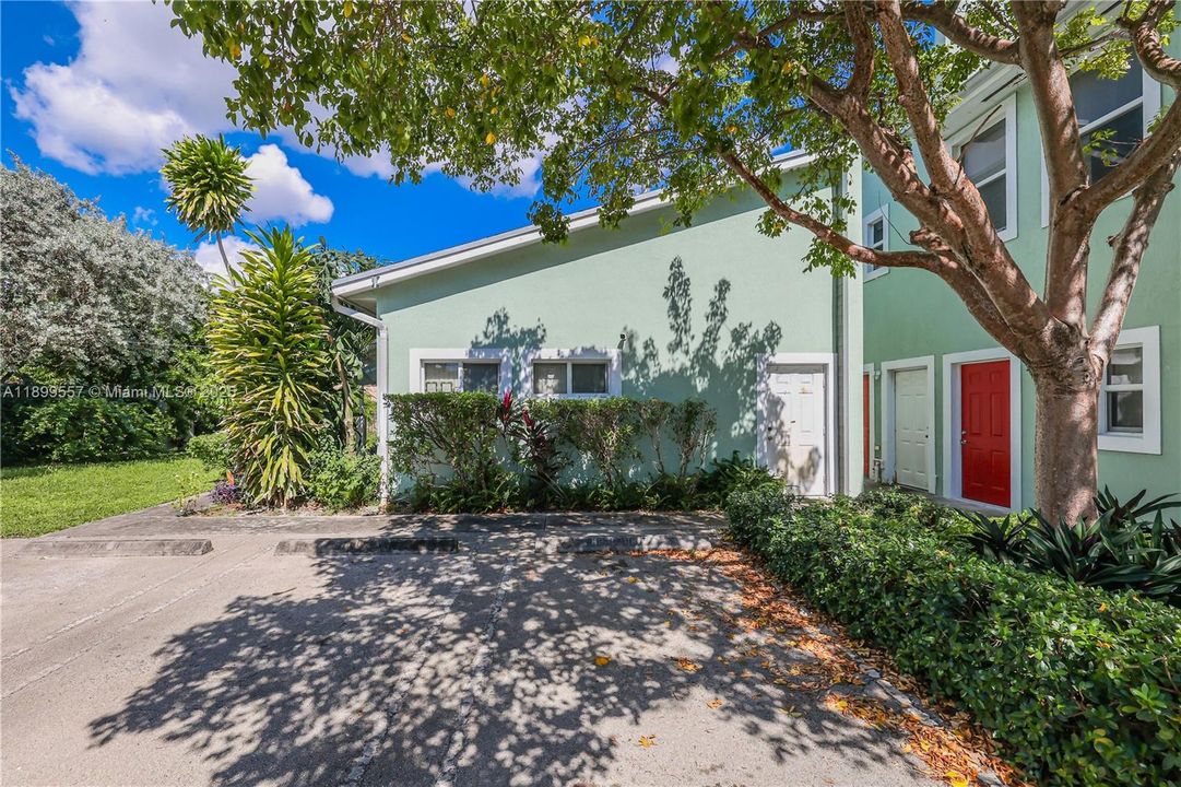 For Sale: $198,000 (1 beds, 1 baths, 690 Square Feet)