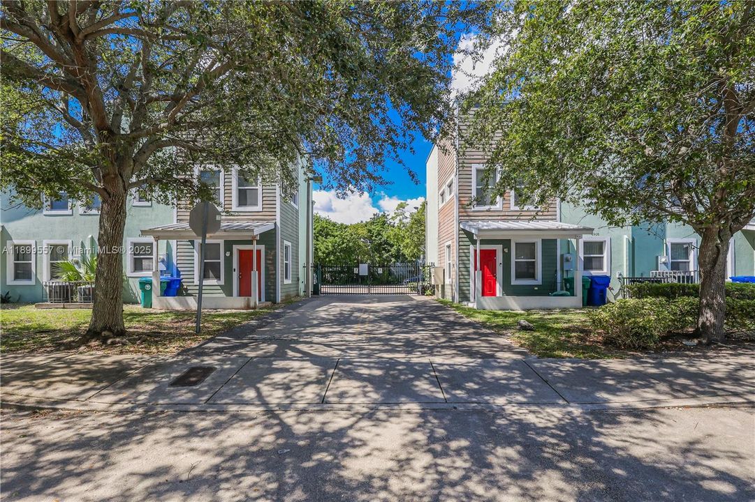 For Sale: $198,000 (1 beds, 1 baths, 690 Square Feet)