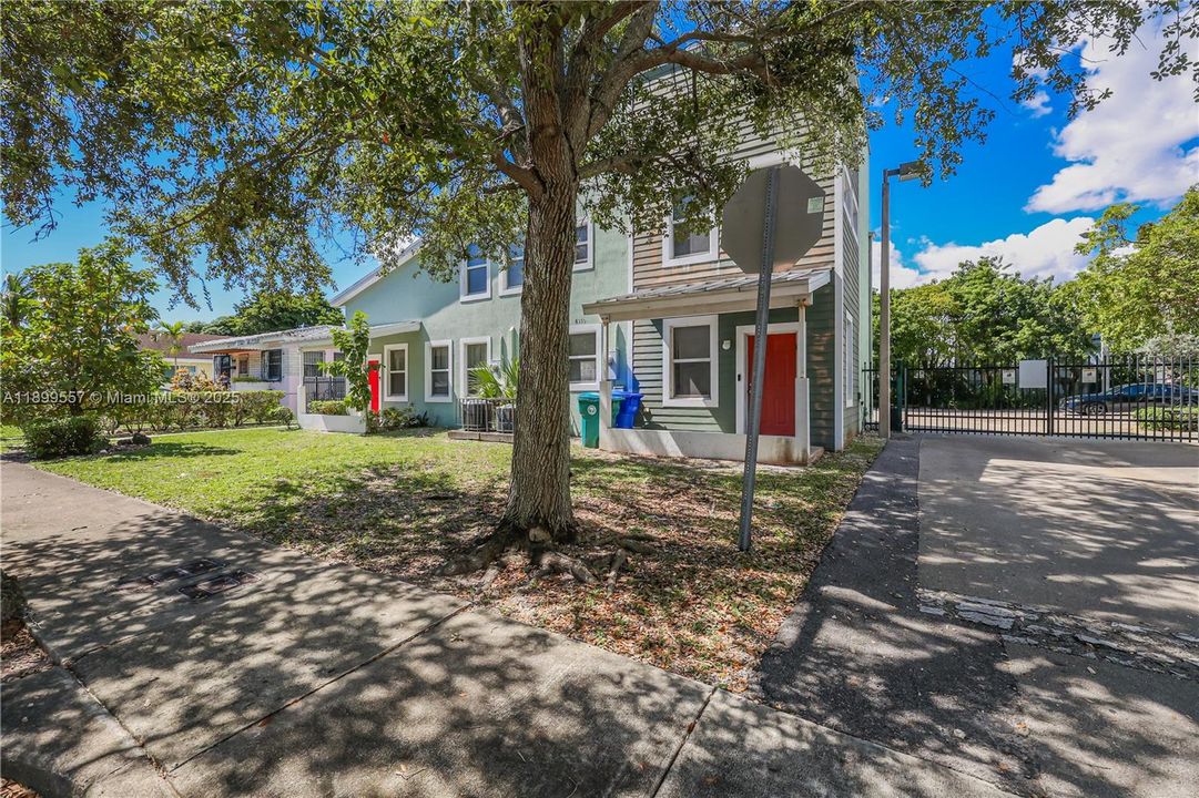 For Sale: $198,000 (1 beds, 1 baths, 690 Square Feet)