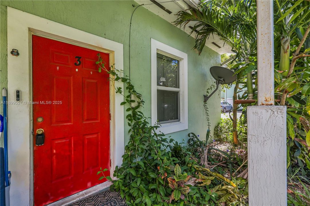 For Sale: $198,000 (1 beds, 1 baths, 690 Square Feet)