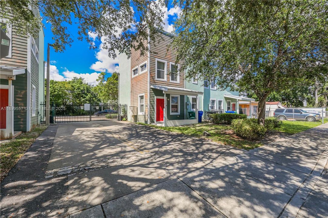 For Sale: $198,000 (1 beds, 1 baths, 690 Square Feet)