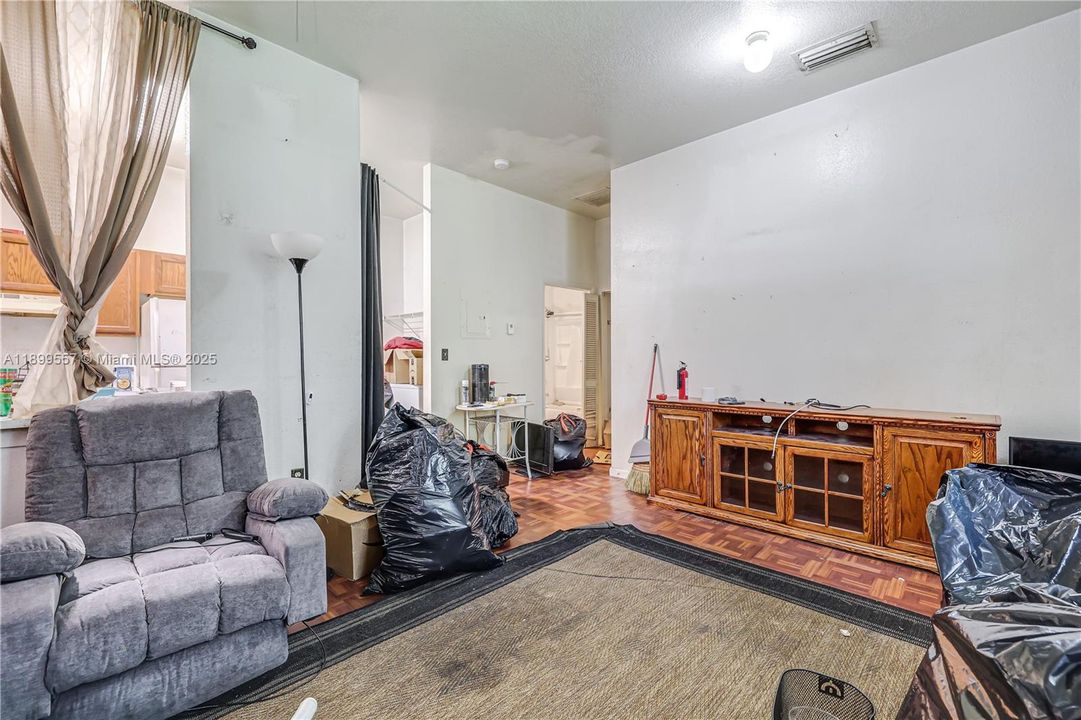 For Sale: $198,000 (1 beds, 1 baths, 690 Square Feet)