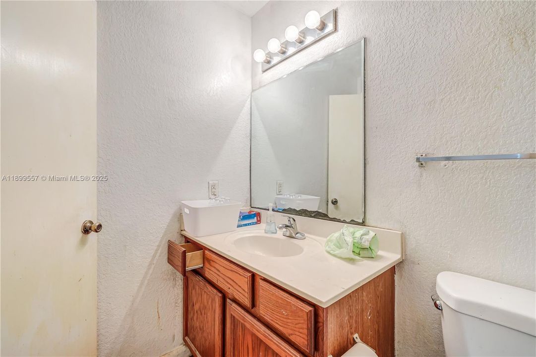 For Sale: $198,000 (1 beds, 1 baths, 690 Square Feet)