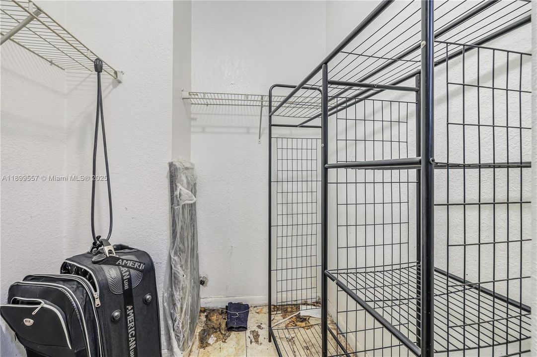 For Sale: $198,000 (1 beds, 1 baths, 690 Square Feet)