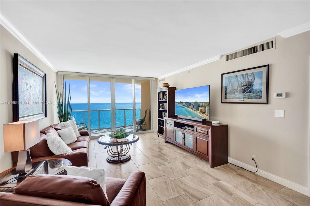 For Sale: $524,900 (1 beds, 1 baths, 835 Square Feet)