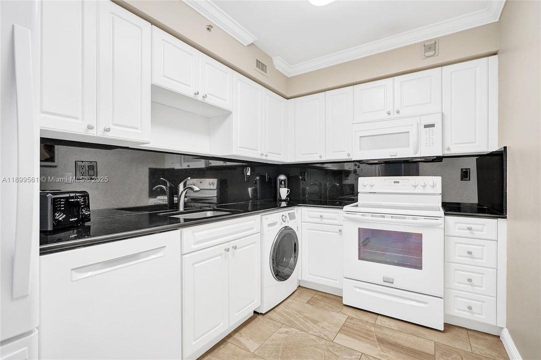 For Sale: $524,900 (1 beds, 1 baths, 835 Square Feet)